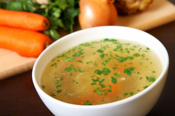 La soupe au bouillon est un délicieux ajout au menu de boissons et de perte de poids