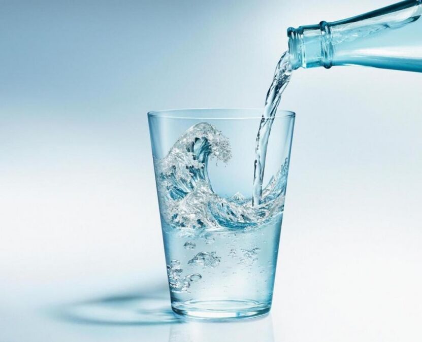 Vous devez boire beaucoup d’eau propre pendant votre régime