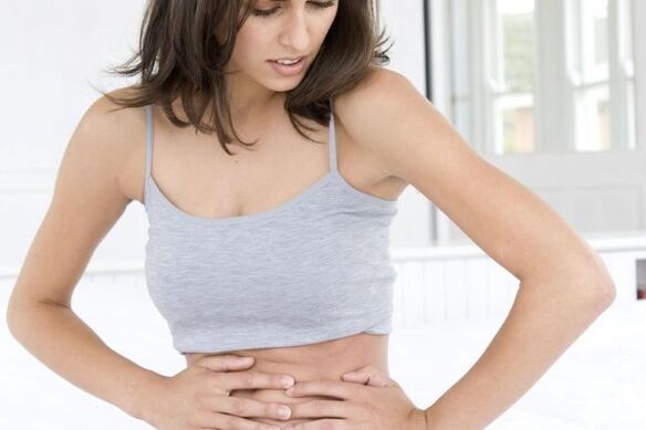 Les douleurs abdominales sont l'un des premiers symptômes possibles de la pancréatite. 
