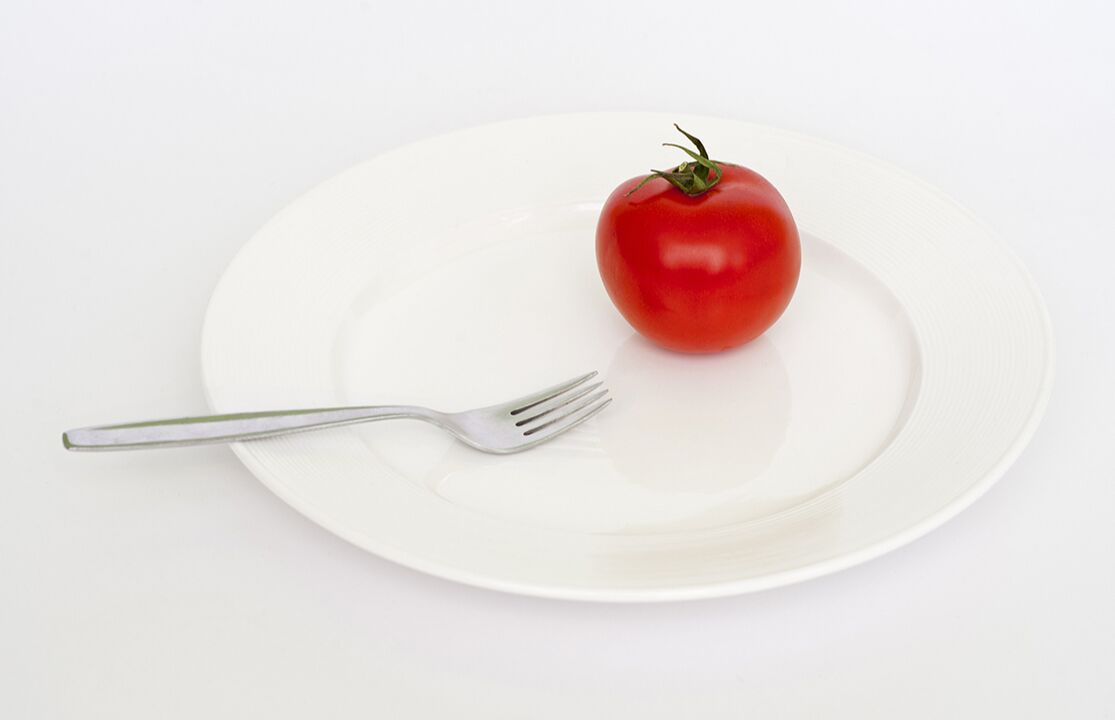 Tomate sur une assiette avec une fourchette