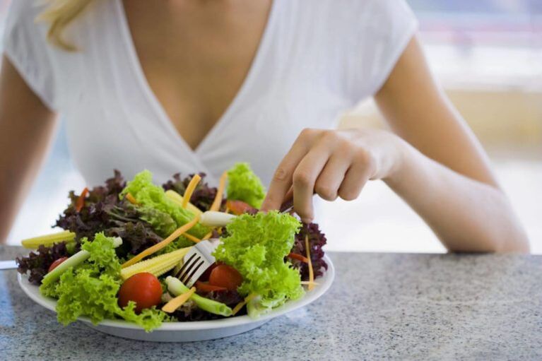 Mangez de la salade verte avec votre régime préféré