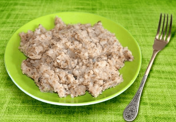 Porridge fait avec le sarrasin et Manku